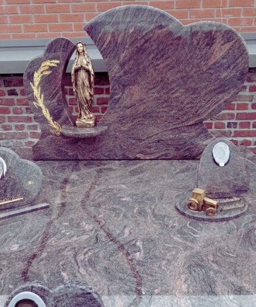 Monument funéraire avec gravure motif et statue vierge