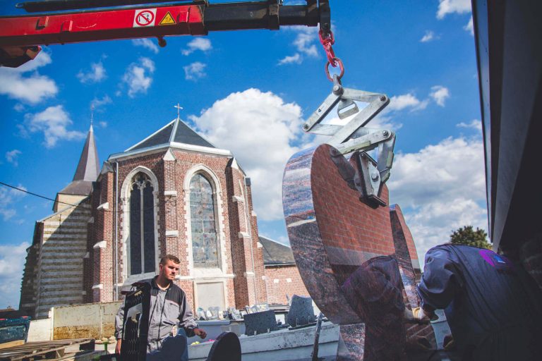 Pose de monument funéraire
